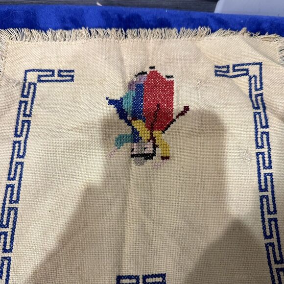 vintage hand embroidered tea towel Folk Art Finger Towel Fringe Edge 9”x15” - Picture 6 of 7